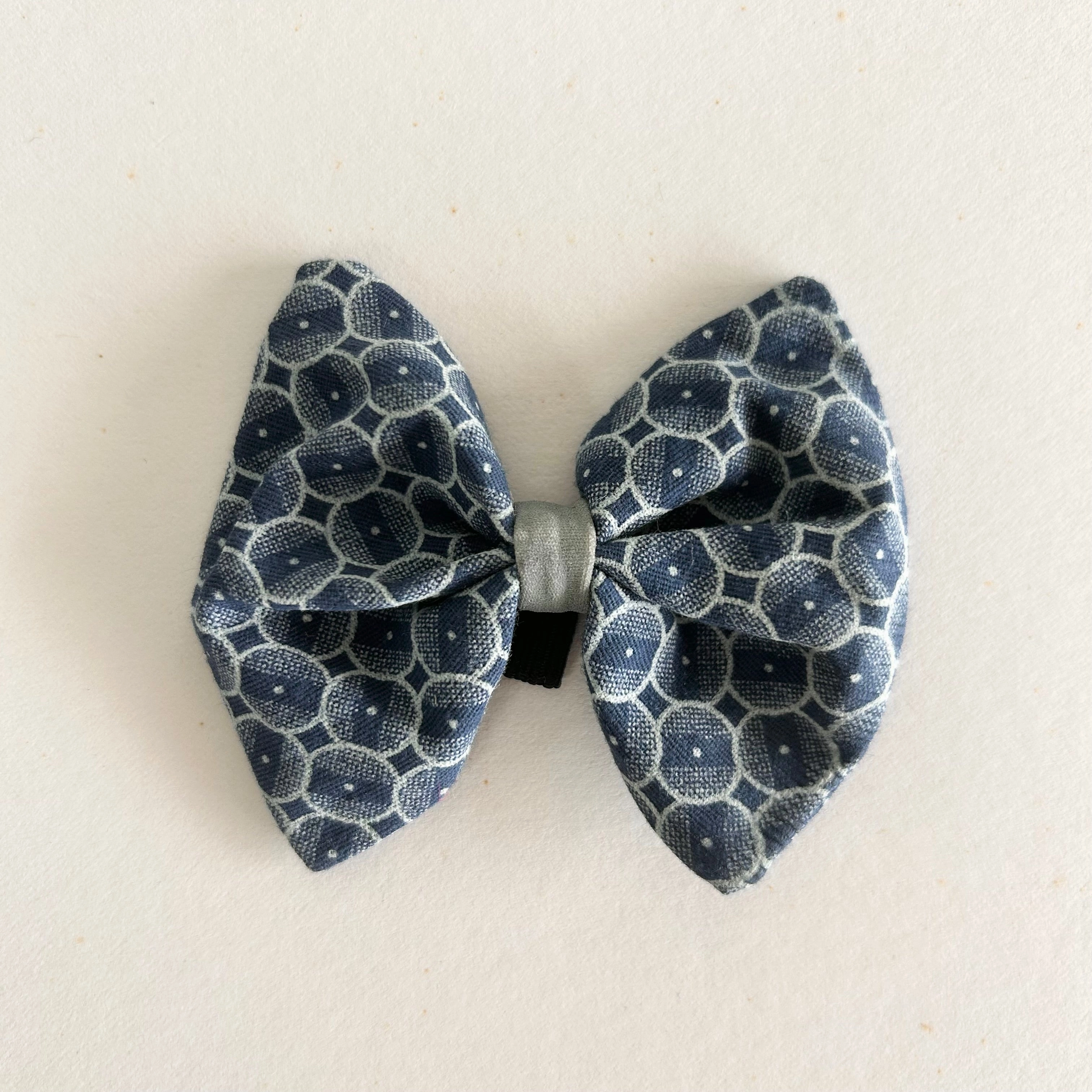 Hiro Wolf Dog Bow Tie: ShweShwe Navy Circles