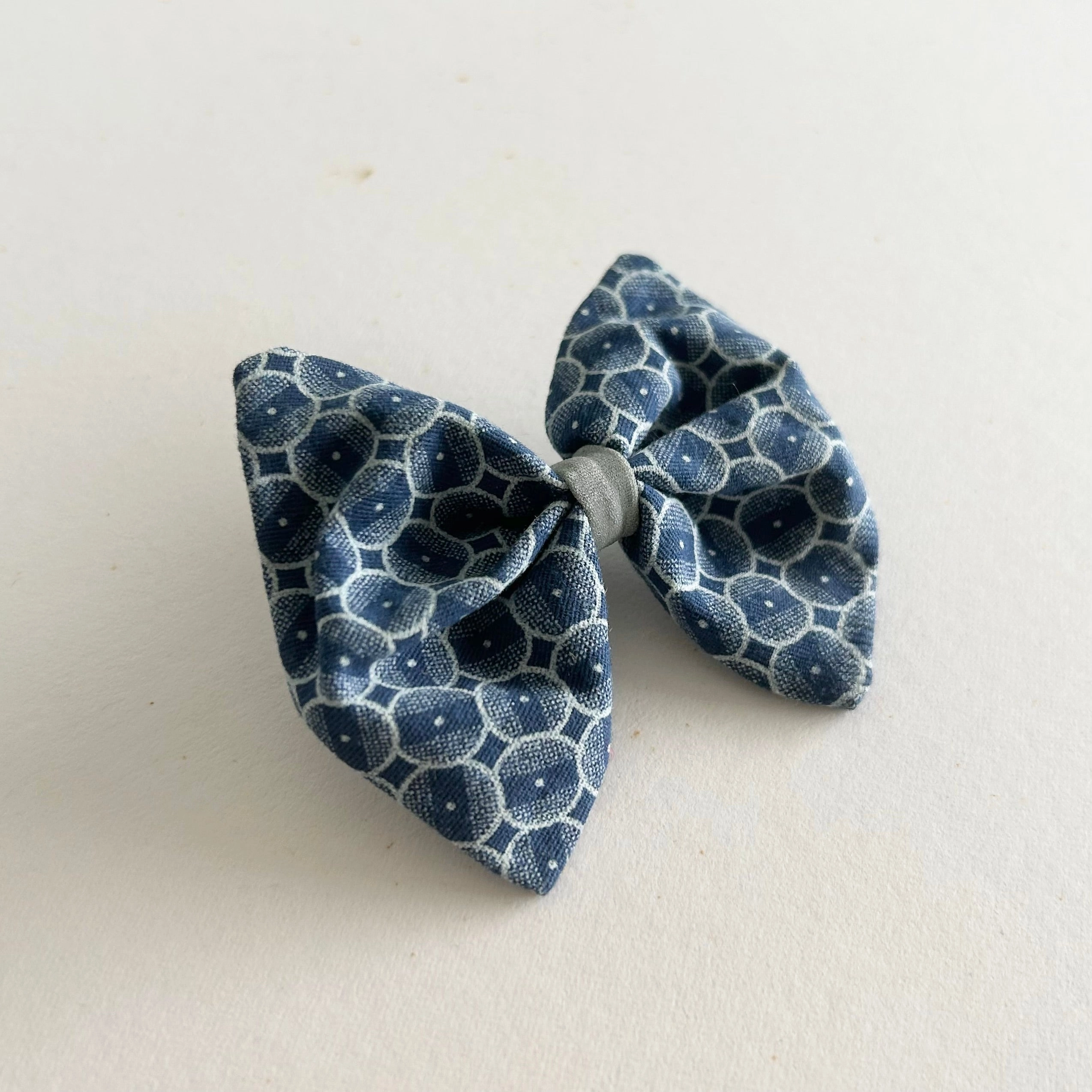 Hiro Wolf Dog Bow Tie: ShweShwe Navy Circles